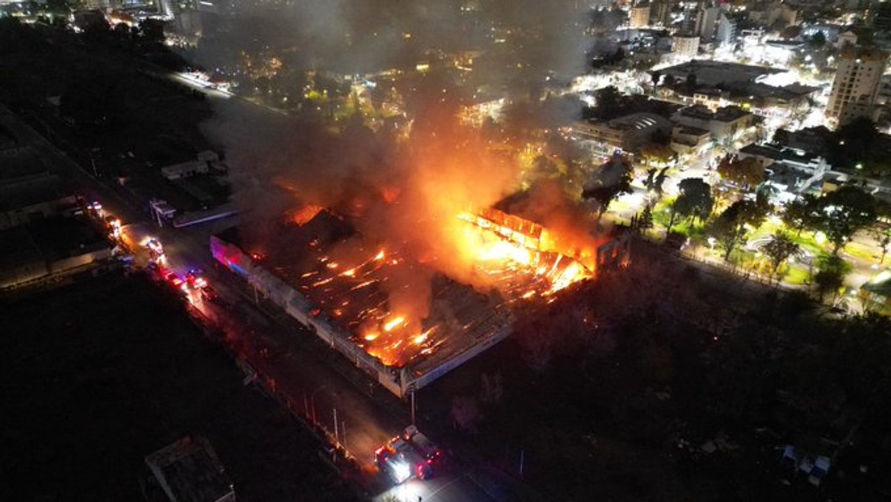 Incendio devastador en un depósito de supermercado en Cipoletti