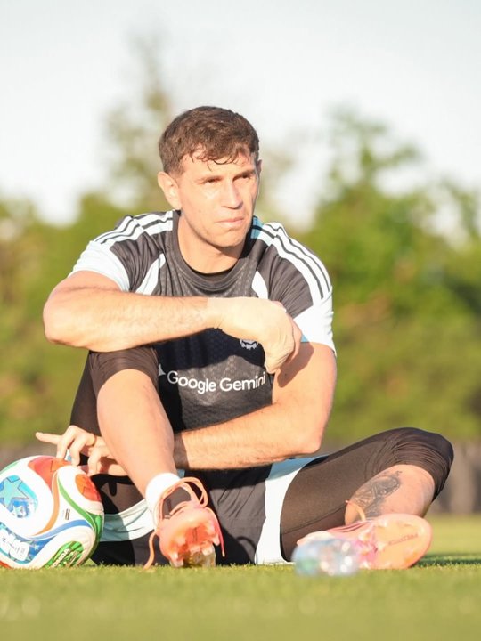 El 'Dibu' Martínez muestra su evolución tras la lesión en la mano durante el entrenamiento