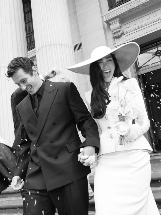Dua Lipa y Callum Turner en su boda civil en Londres