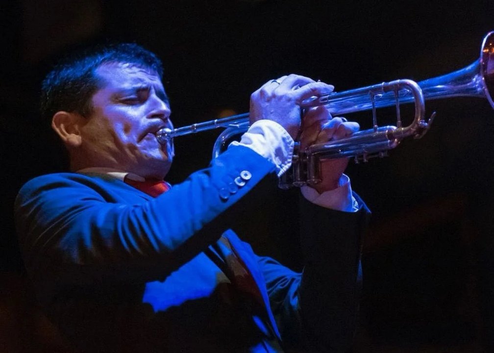 Escenario del Festival de Jazz de Rosario con músicos en vivo
