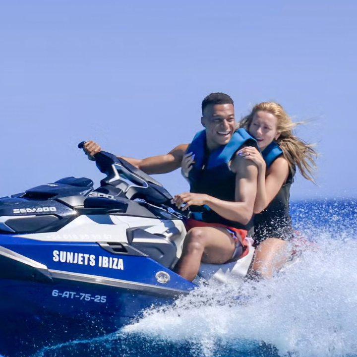 Kylian Mbappé y Ester Expósito disfrutan de sus vacaciones en Ibiza