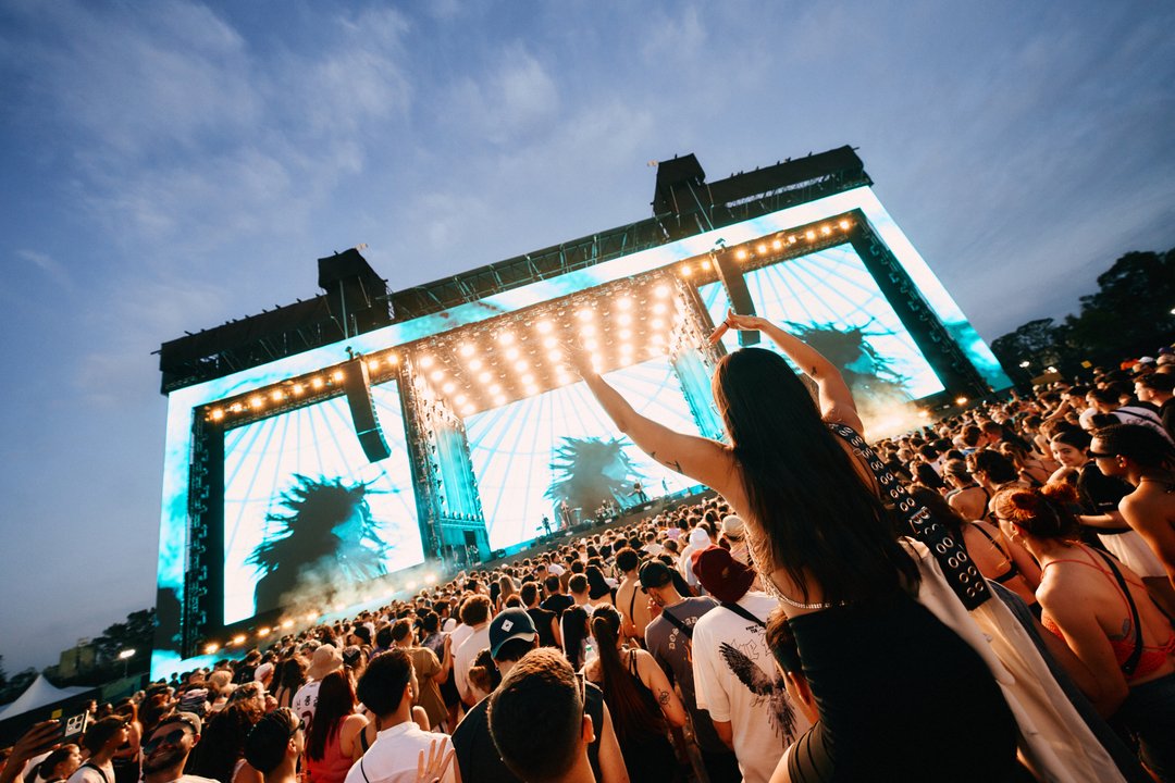 Público y DJ en vivo en el festival Creamfields Argentina