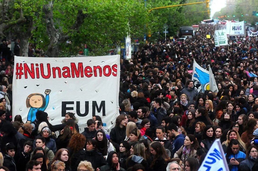 Movilización de organizaciones de mujeres y diversidades frente al municipio de Mar del Plata