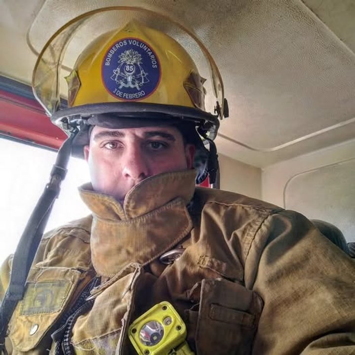 Bomberos trabajando en la ruta durante un operativo