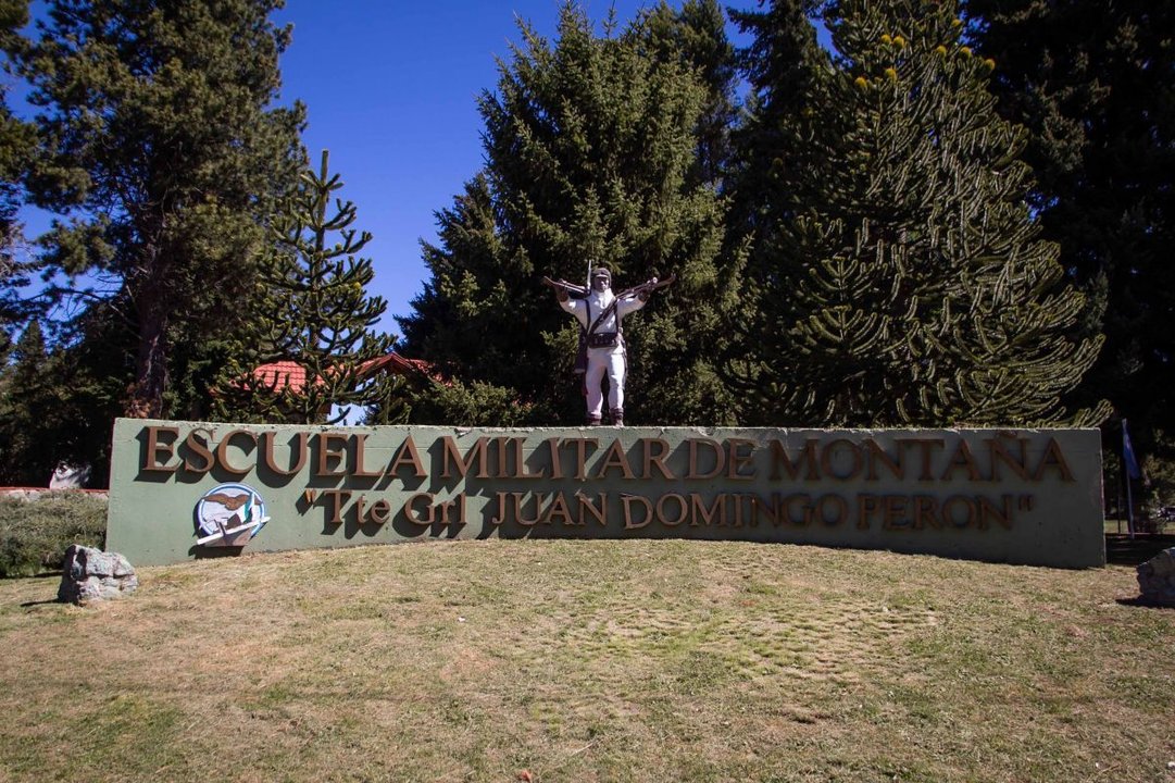 Retiran el nombre de Perón de la Escuela Militar de Montaña y estalló la polémica