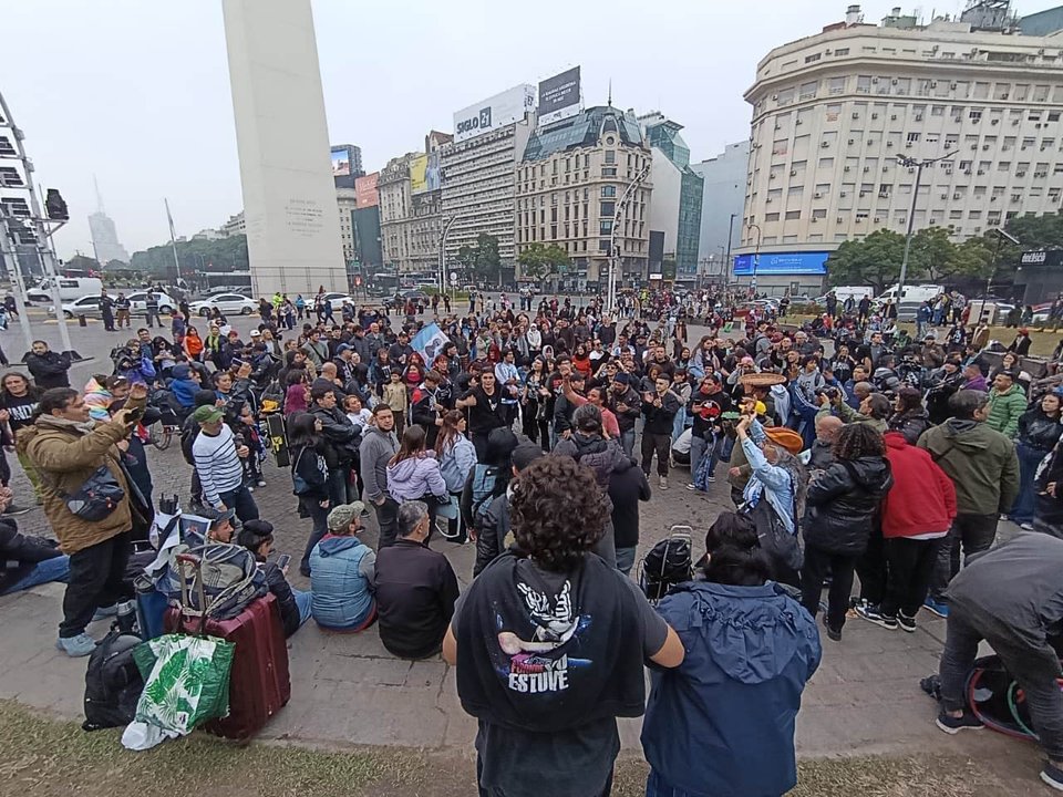 Incidentes y catorce detenidos en el Obelisco durante el banderazo por el Indio