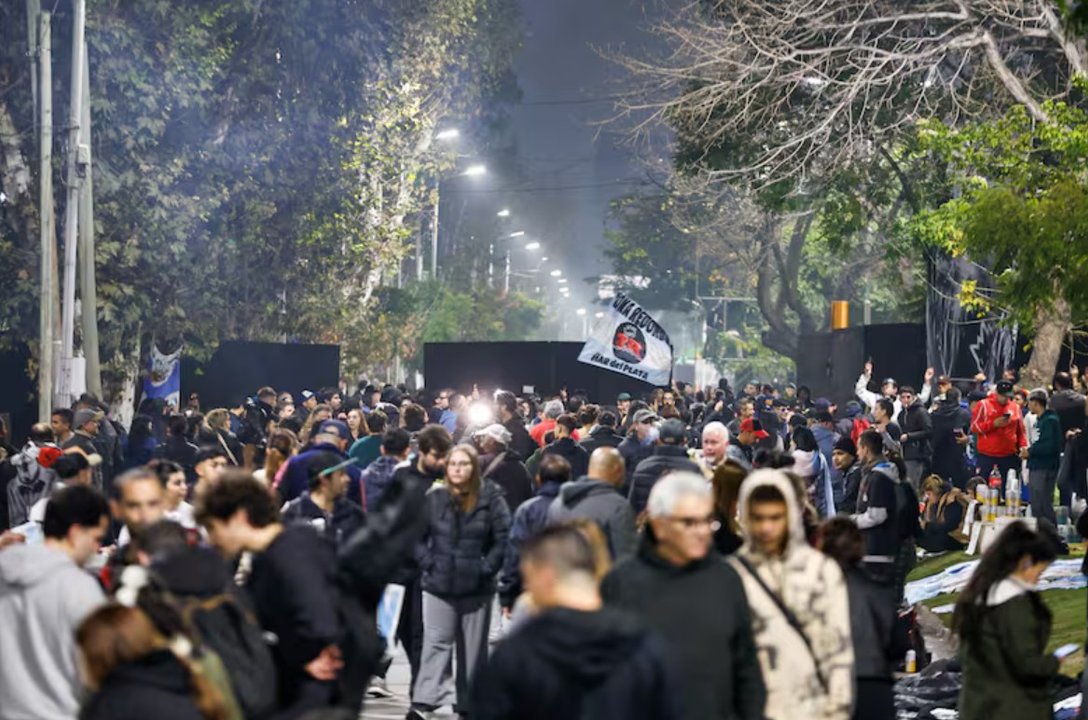 Miles de fanáticos llegan sin pausa a Avellaneda para despedir al Indio Solari