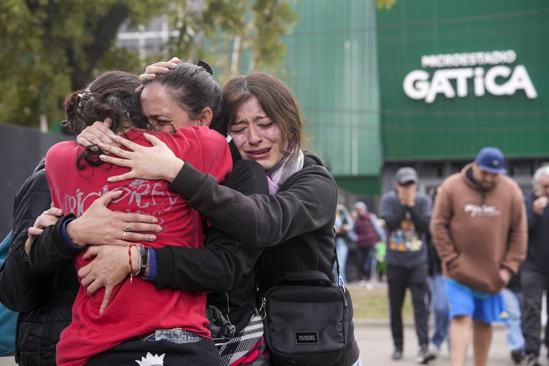 Comenzó el velatorio del Indio Solari en Avellaneda y una marea humana le da el último adiós