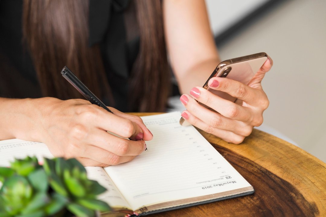 Qué dice la psicología sobre las personas que siguen anotando en papel