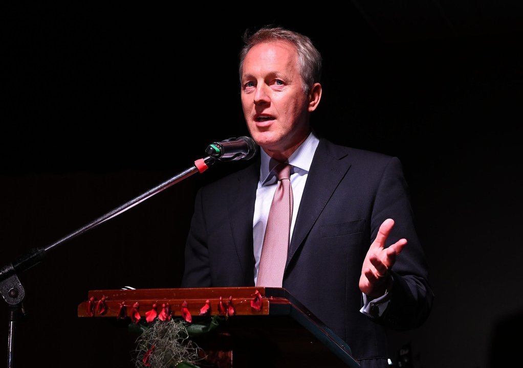 El embajador británico David Cairns durante el acto por el Día del Periodista en Buenos Aires