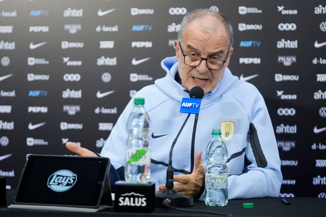 Escándalo en Uruguay: el hermano de un jugador acusó a Bielsa de provocar la lesión de un titular