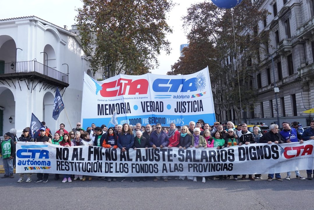 Movimientos sociales, universitarios y gremiales marcharon en el centro contra del Gobierno