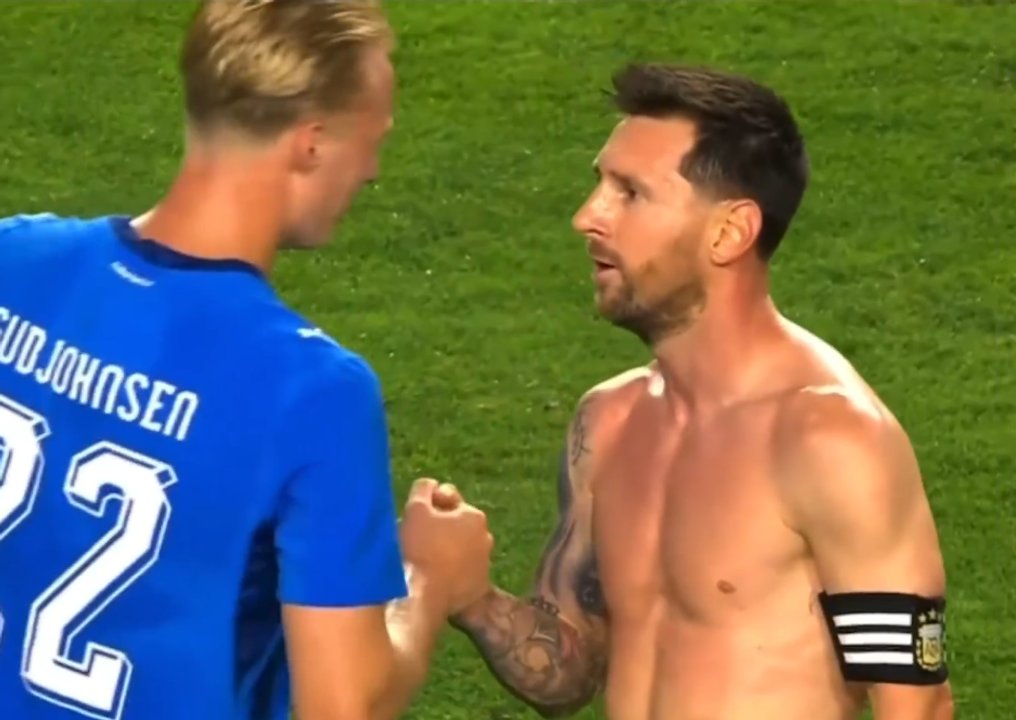 El emotivo abrazo entre Lionel Messi y Gudjohnsen que recordó una historia del Barcelona