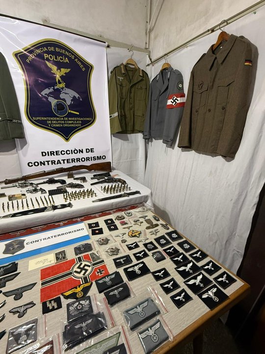 Vendía por Marketplace uniformes militares y cuando lo fueron a allanar vieron que tenía pisos con insignias esvásticas