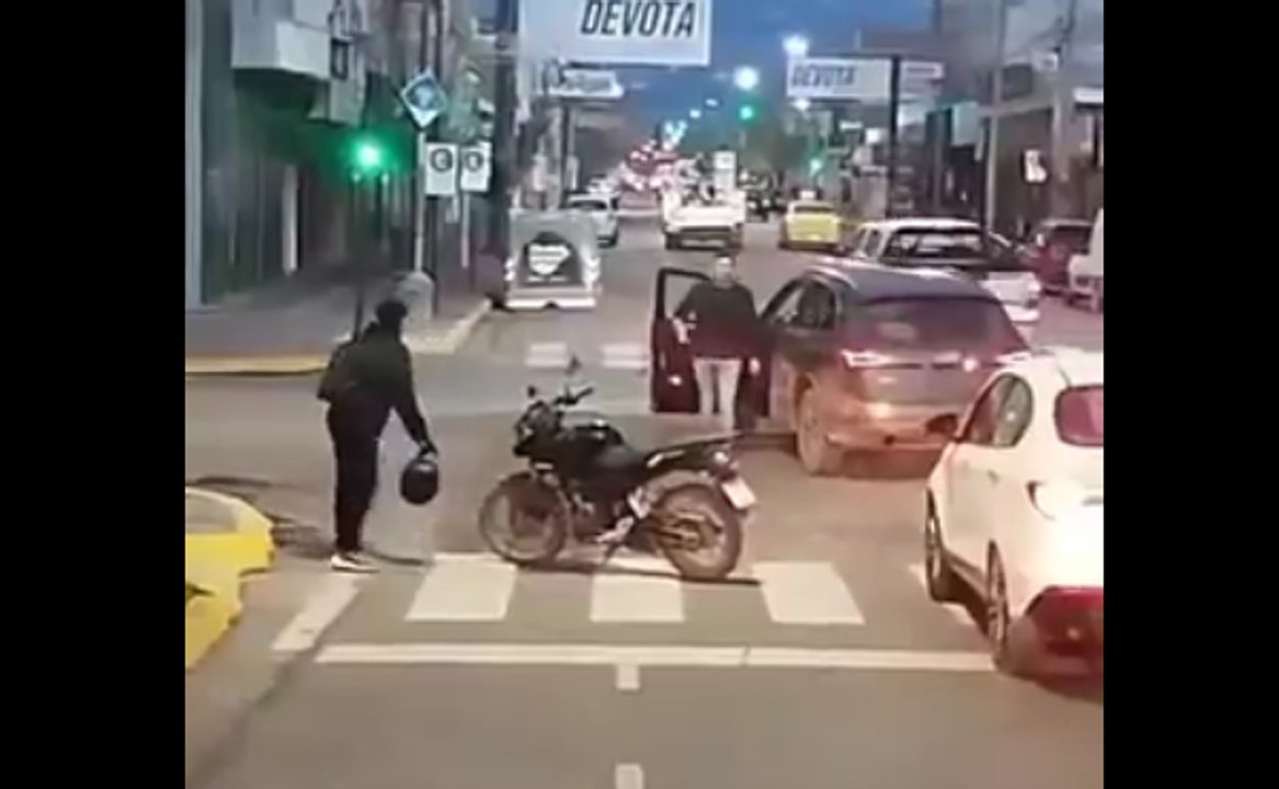 Se bajó del auto para pelear con un motociclista y se olvidó el freno de mano: ocasionó un choque