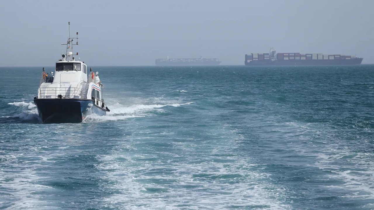 Un petrolero fue inmovilizado por EE. UU. en el Golfo de Omán tras ignorar el bloqueo, según el CENTCOM