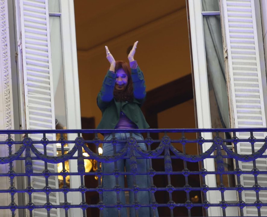 Fachada del edificio donde reside Cristina Kirchner en Constitución