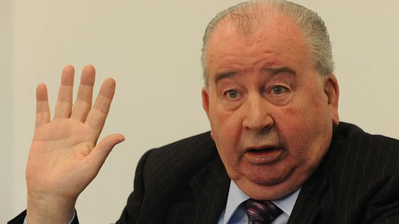 Grondona vuelve al centro de la escena en un libro que explora los secretos del poder en el fútbol