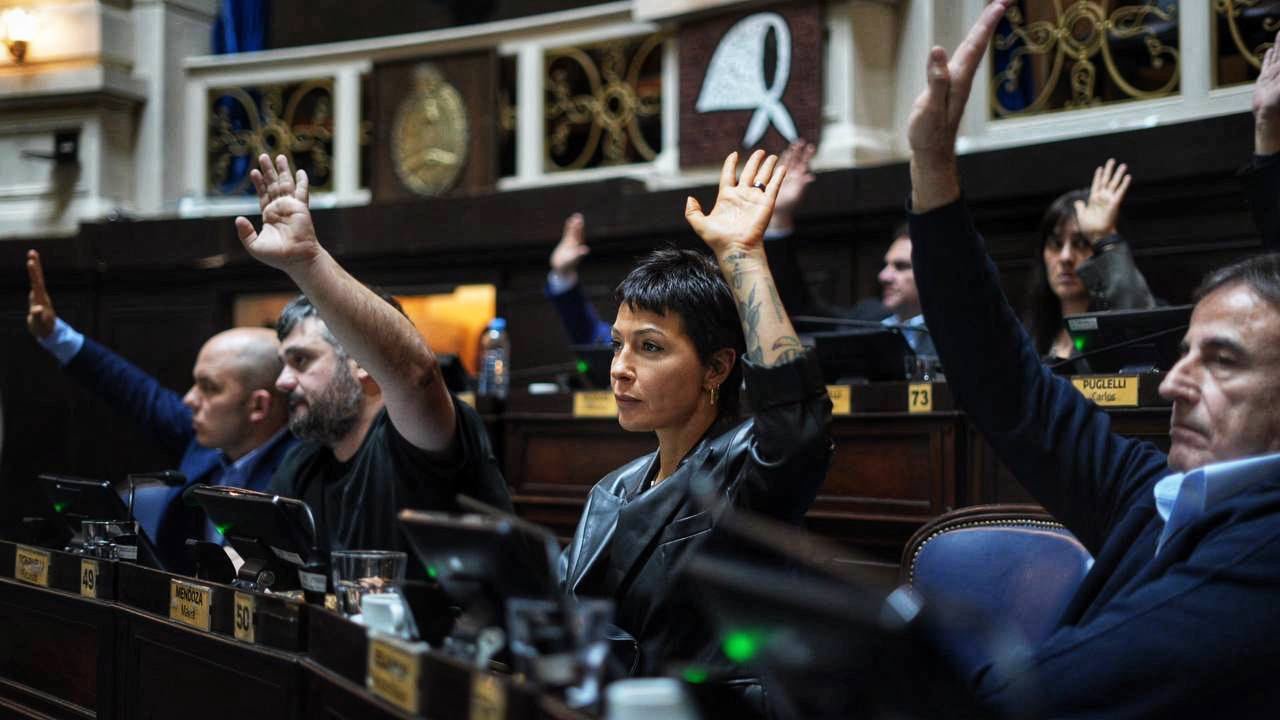 Rechazan cambios al Fondo de Emergencia Municipal y Mayra Mendoza cuestiona a la oposición