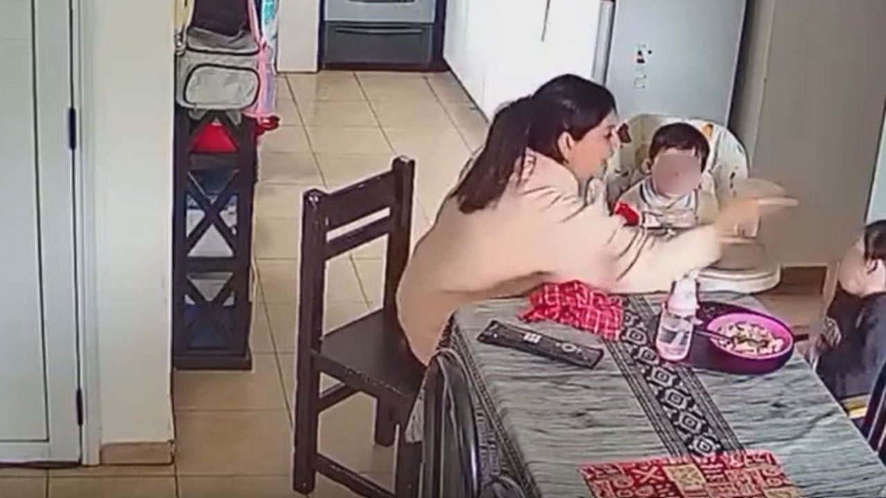 Video: dejó a sus hijos con la niñera y vio por las cámaras cuando les pegó para que coman