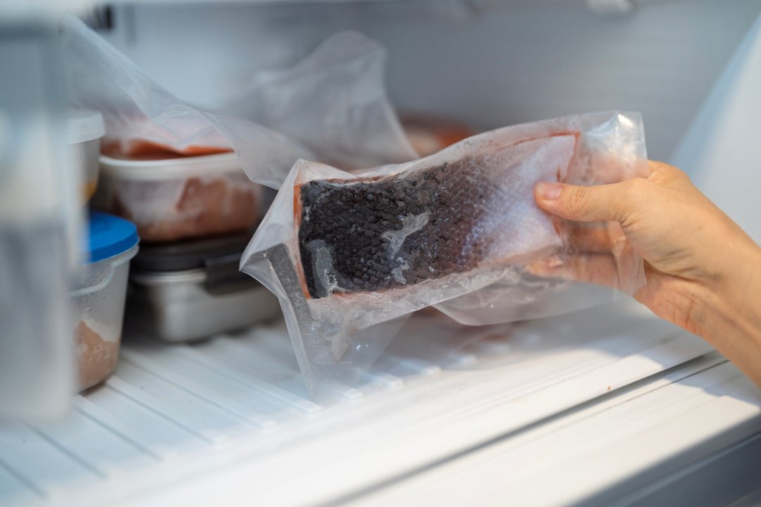 Piezas de pescado envasadas en bandejas y film plástico, listas para refrigerar o congelar