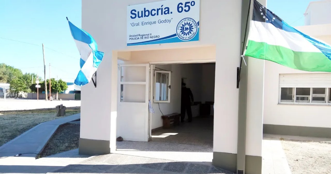 Patrullero de la policía de Río Negro frente a dependencia policial