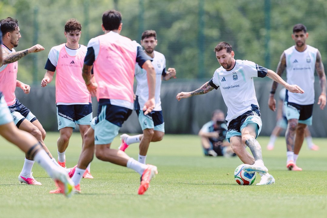 La Selección argentina de cara al debut frente a Argelia: las altas y bajas para Scaloni