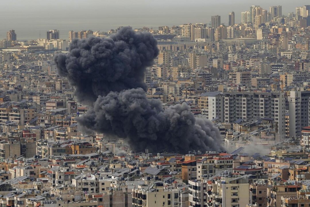 Israel golpea objetivos de Hezbolá en Beirut mientras avanza la vía diplomática