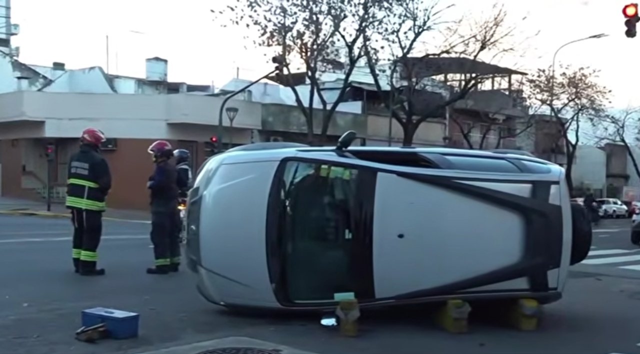 Seis heridos tras una seguidilla de choques con vuelcos en la Ciudad de Buenos Aires