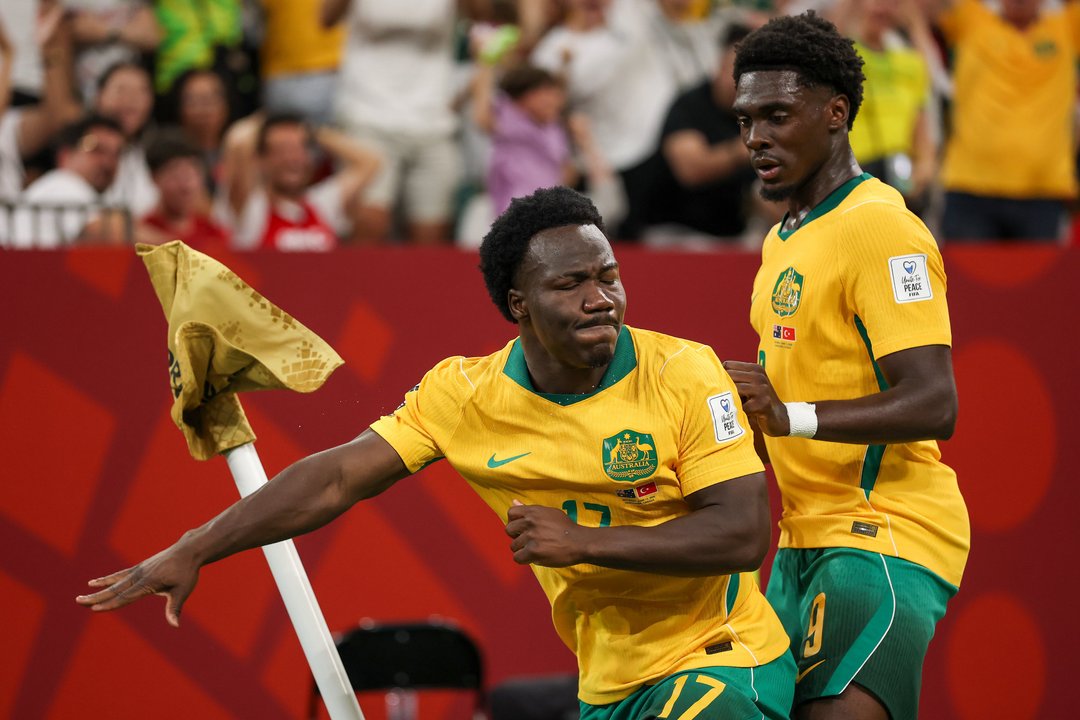 Nestory Irankunda celebra su gol con la camiseta de Australia