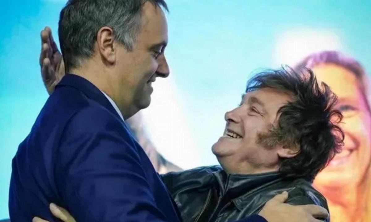 Milei bancó otra vez a Adorni en redes tras el escándalo de su declaración jurada