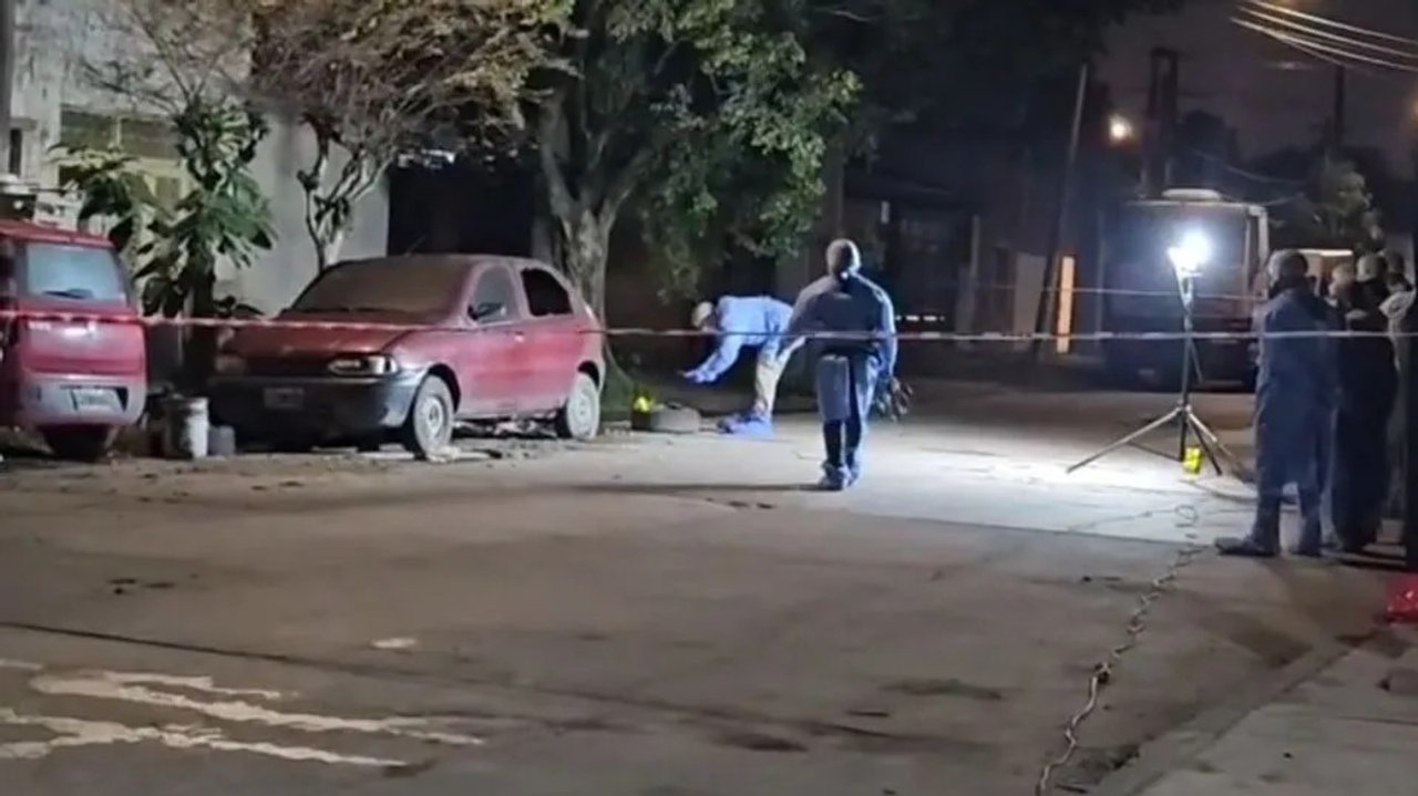 Patrullero policial y operativo nocturno en Tucumán