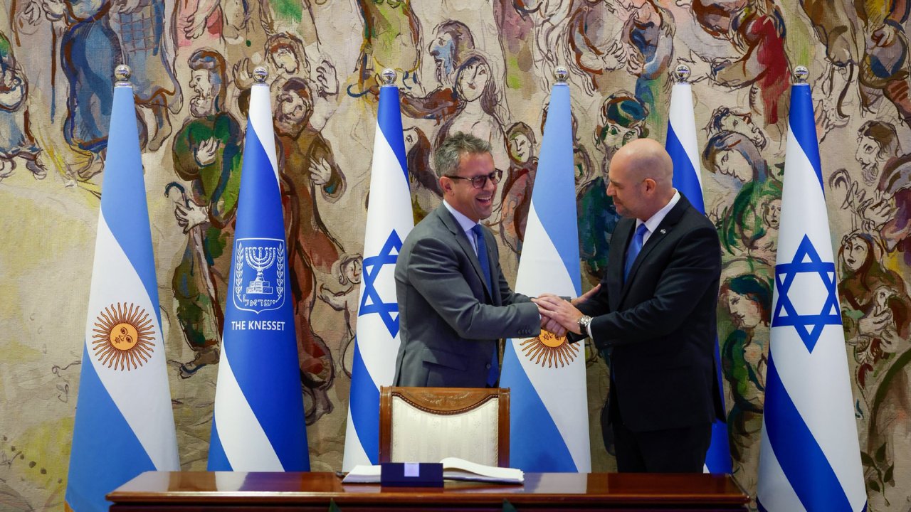 Martín Menem junto a autoridades de la Knéset en Israel