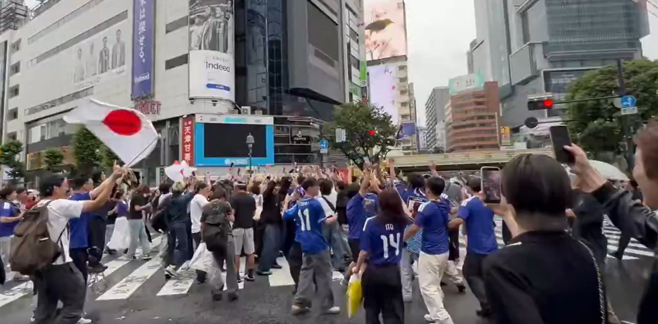 Hinchas japoneses celebran en la calle tras el debut en el Mundial 2026