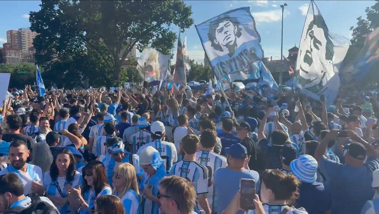 Multitudinario banderazo en Kansas City antes del debut de la Selección argentina