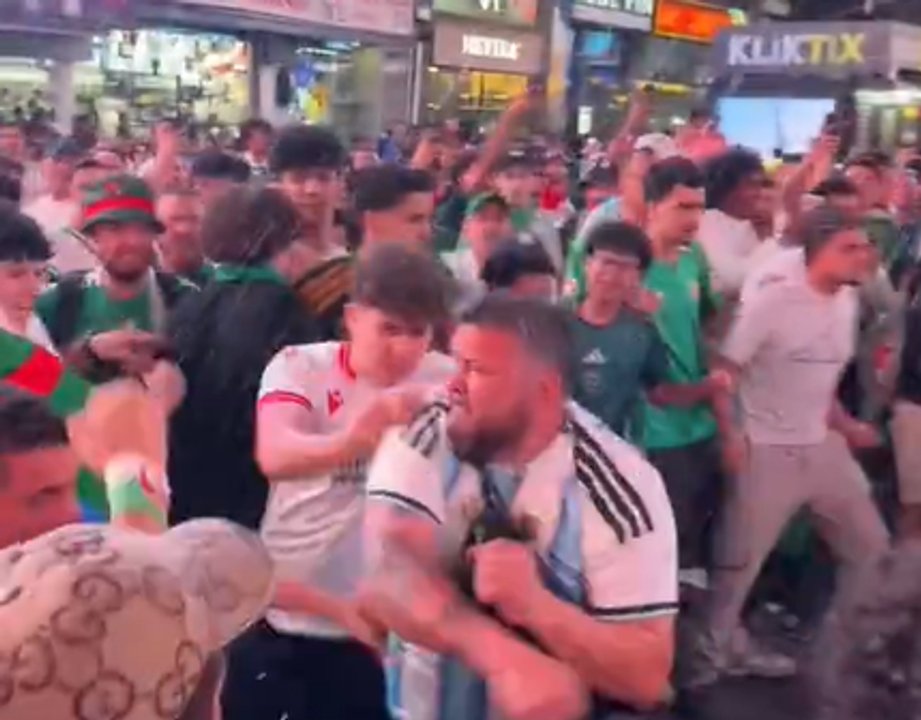Tensión en Times Square entre hinchas argentinos y argelinos antes del Mundial 2026