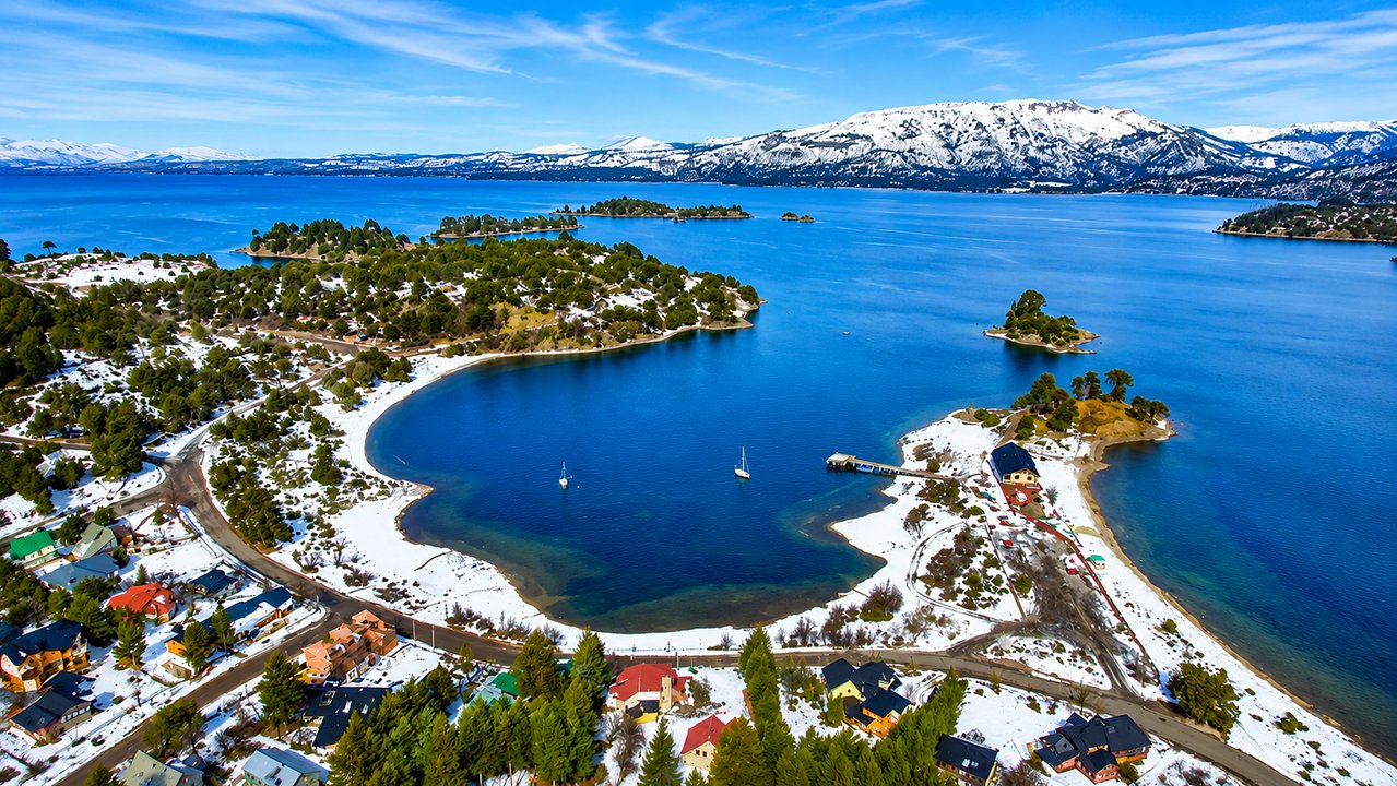 Paisaje de Villa Pehuenia con lago, montañas y nieve