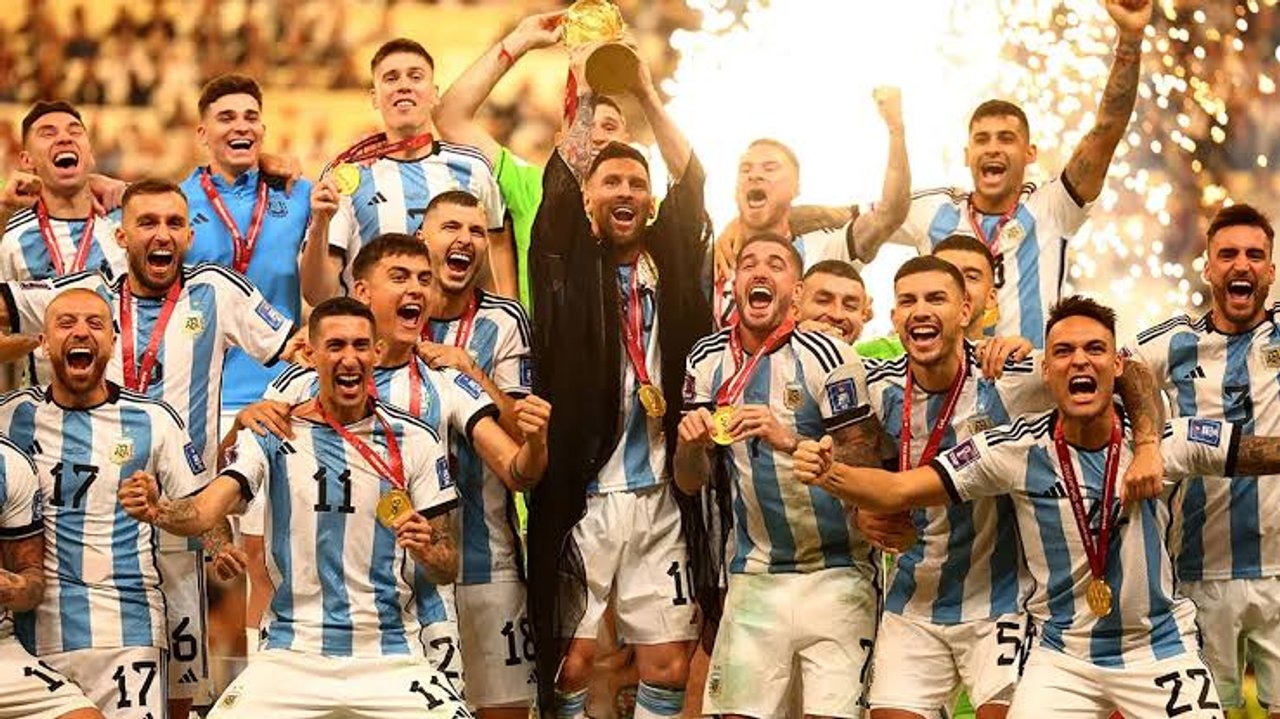Argentina busca romper la maldición de los campeones en su debut mundialista