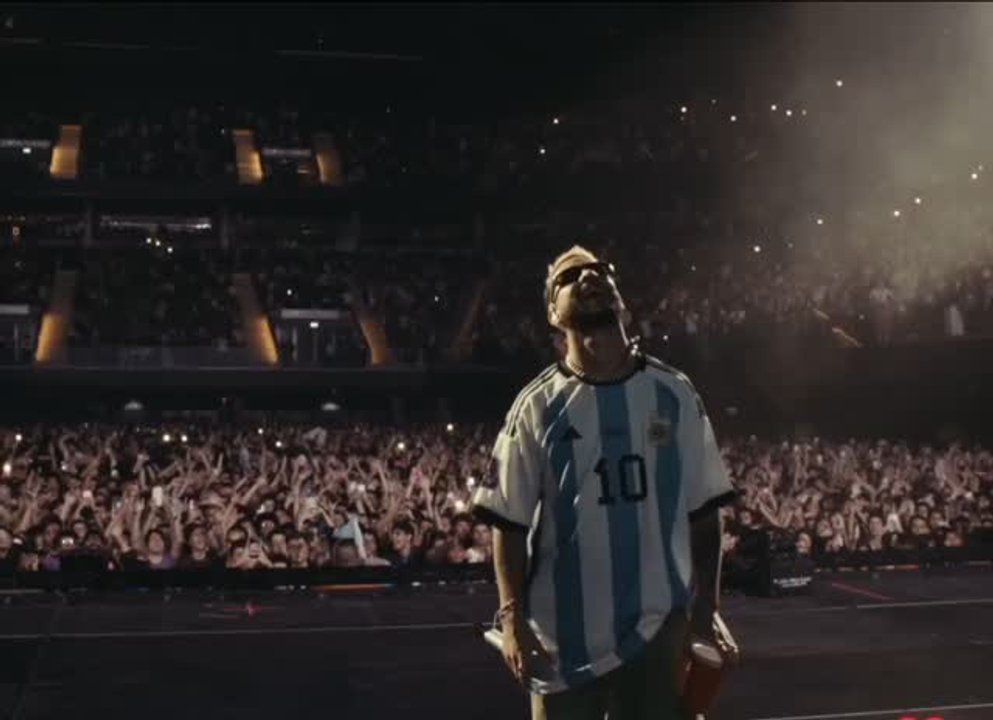 Ricardo Arjona en escena, cuya canción vuelve a viralizarse por el Mundial 2026