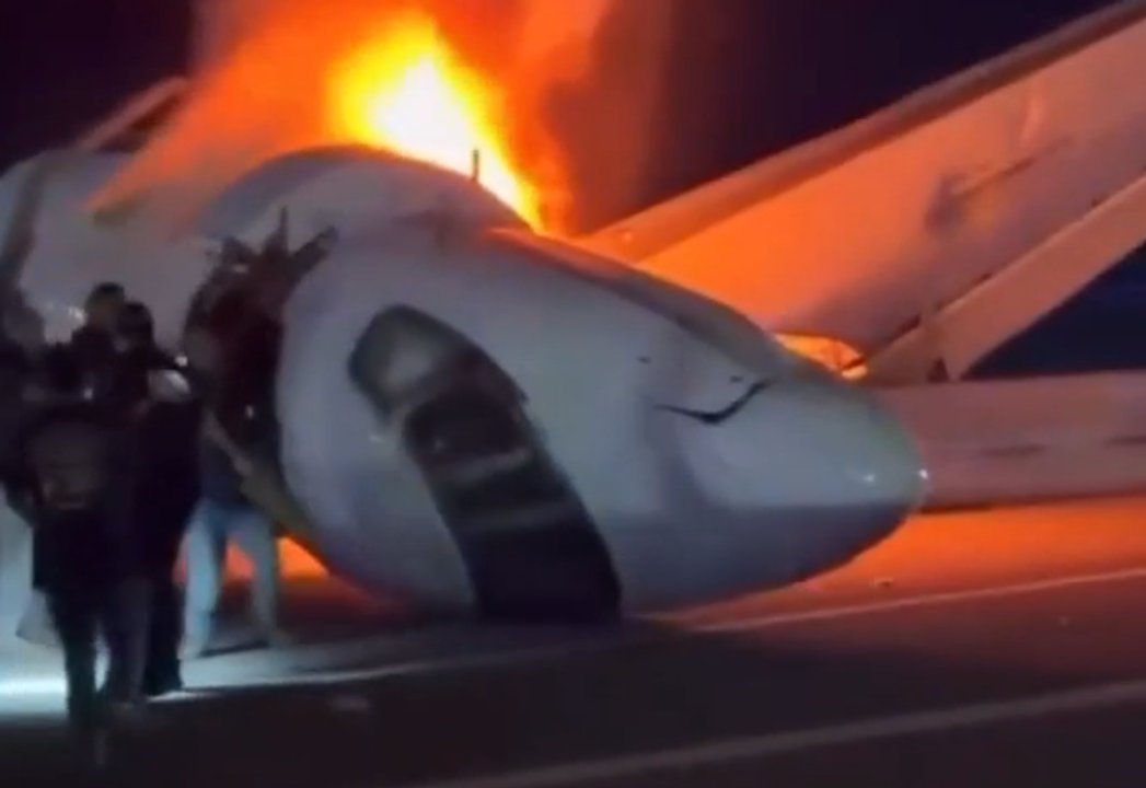 Una avioneta cayó en una autopista en Texas y se incendió