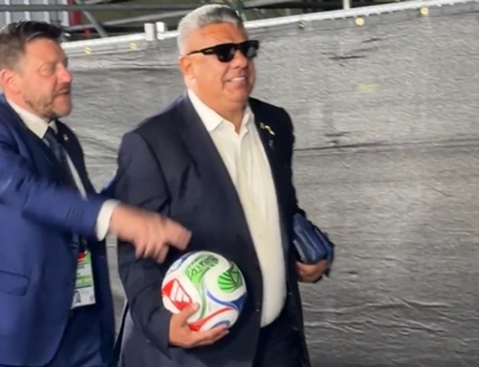 Pelota en mano y lentes negros: así se fue "Chiqui“ Tapia del estadio tras el debut de Argentina