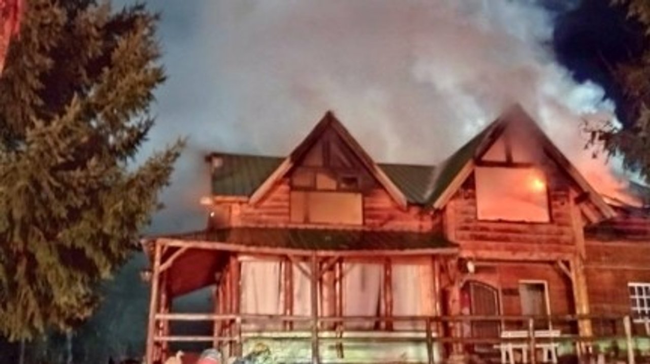 Un incendio destruyó un ex motel de Villa La Angostura: varias familias se quedaron sin hogar