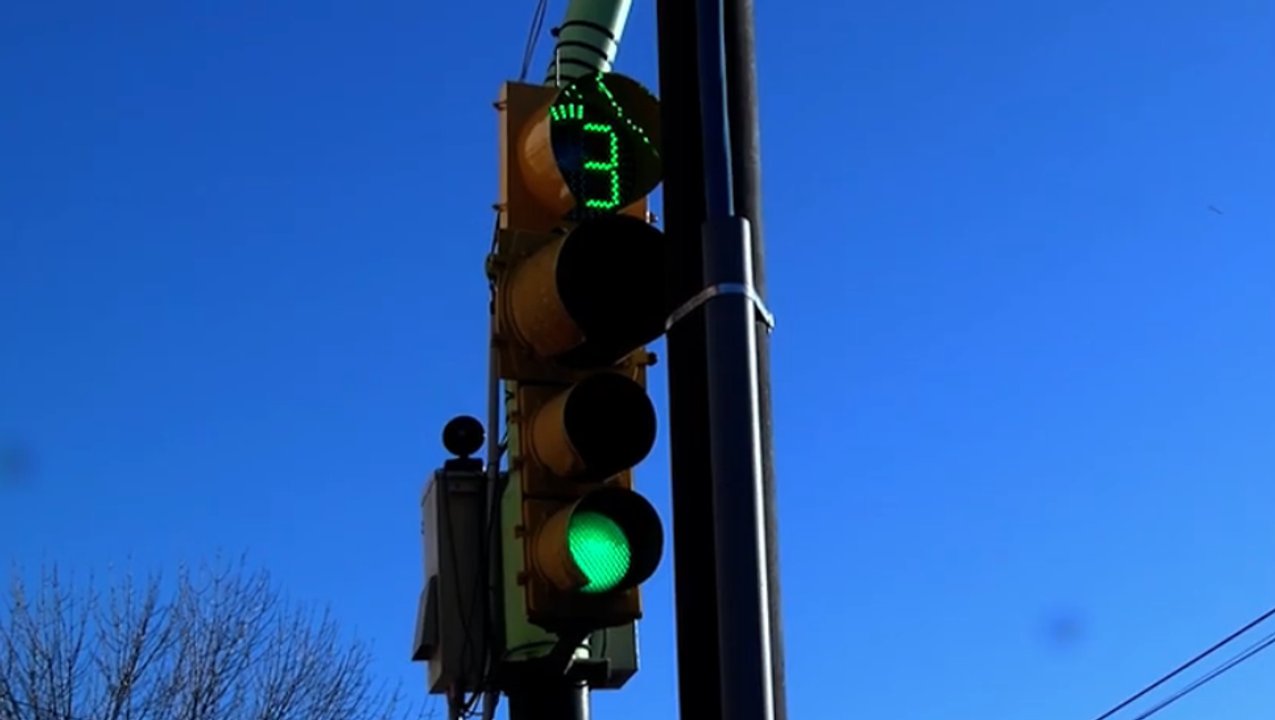 Cómo funciona el primer semáforo con inteligencia artificial instalado en una ciudad argentina