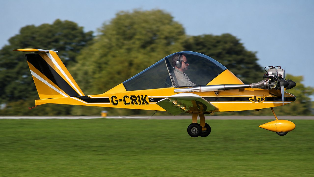Avión bimotor Colomban Cri-Cri en pista de despegue
