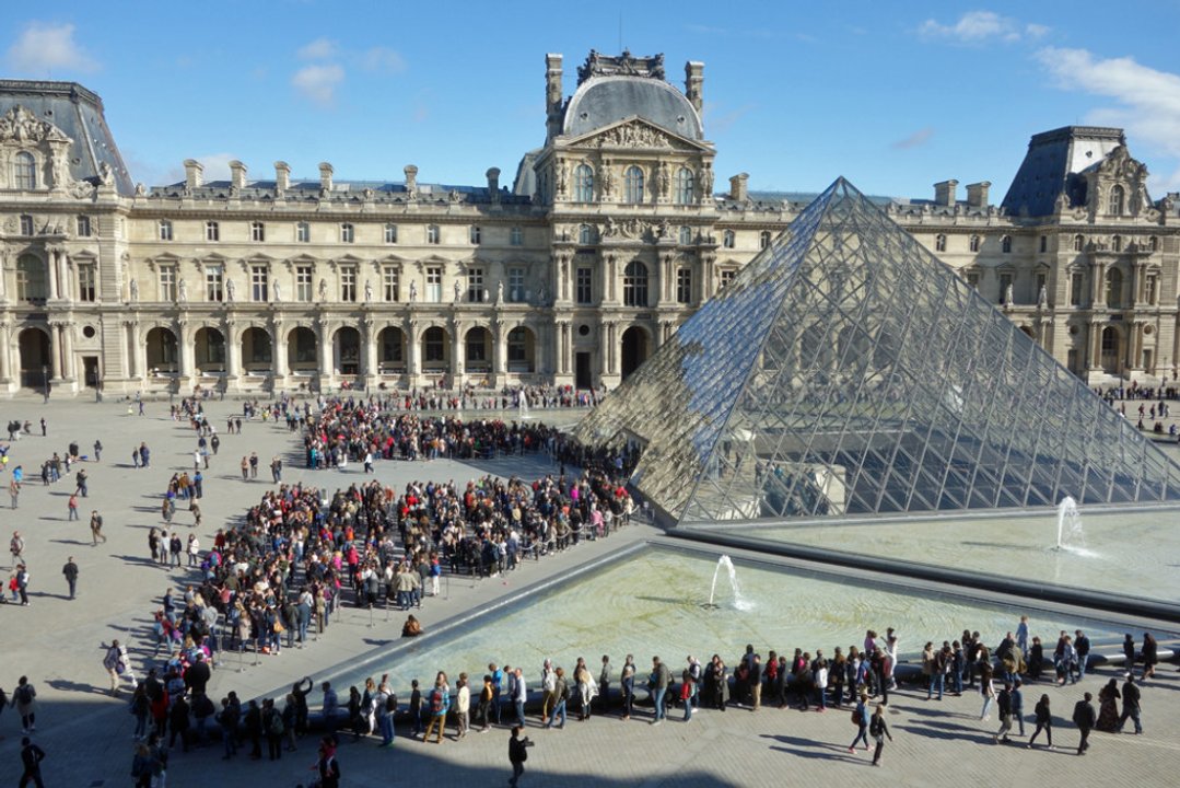 Vista del Museo del Louvre en París
