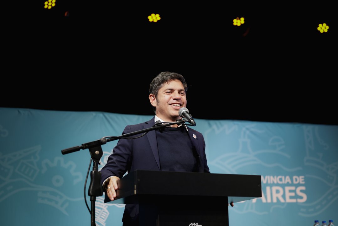 Axel Kicillof durante el acto de entrega de escrituras en Chascomús