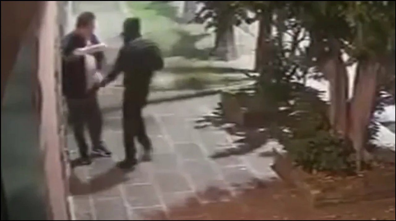 Patrullero y operativo policial en un barrio de Lanús Oeste