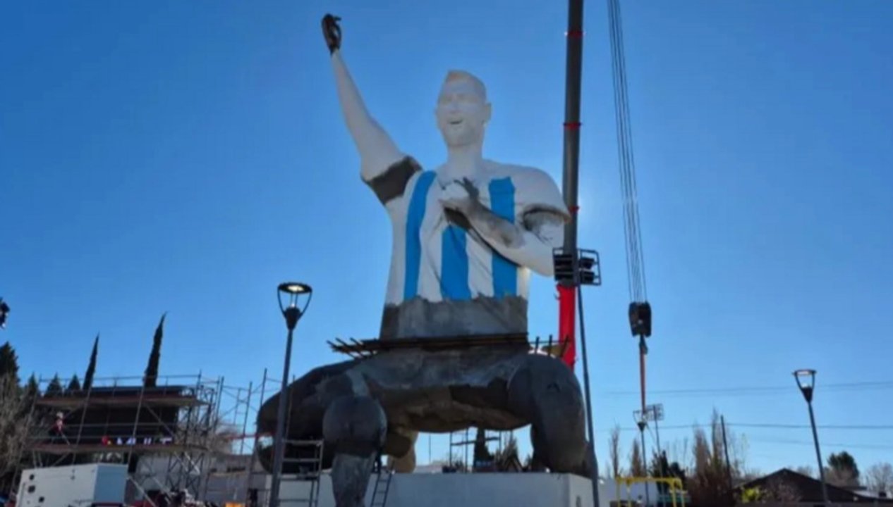 Cutral Co presenta la estatua de Lionel Messi más alta del mundo