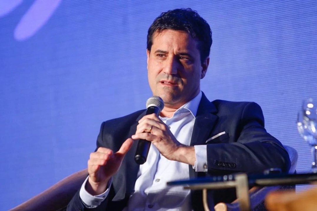 Maximiliano Abad cuestiona la continuidad de Manuel Adorni como jefe de Gabinete