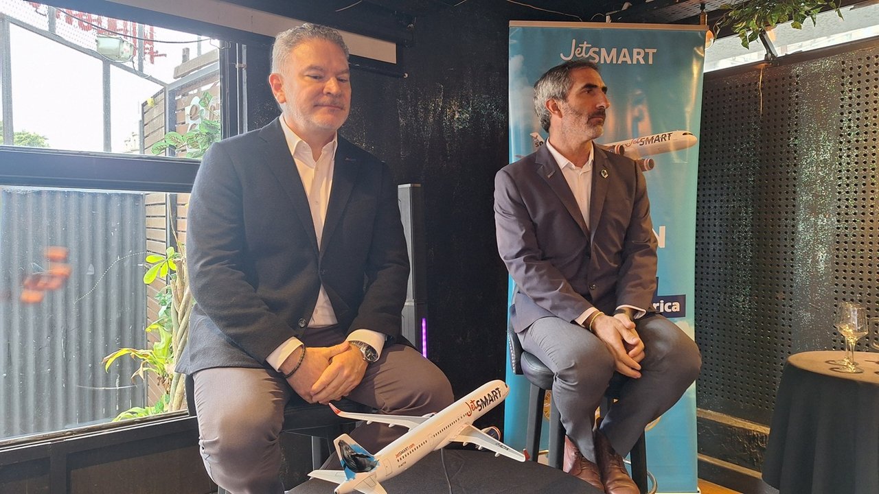 Avión de JetSMART en pista durante operación comercial